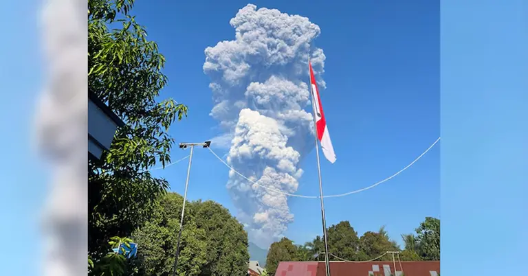 ইন্দোনেশিয়ার উত্তর হালমাহেরা জেলায় মাউন্ট ডুকোনো আগ্নেয়গিরির বিস্ফোরণের পর ধোঁয়া উঠেছে